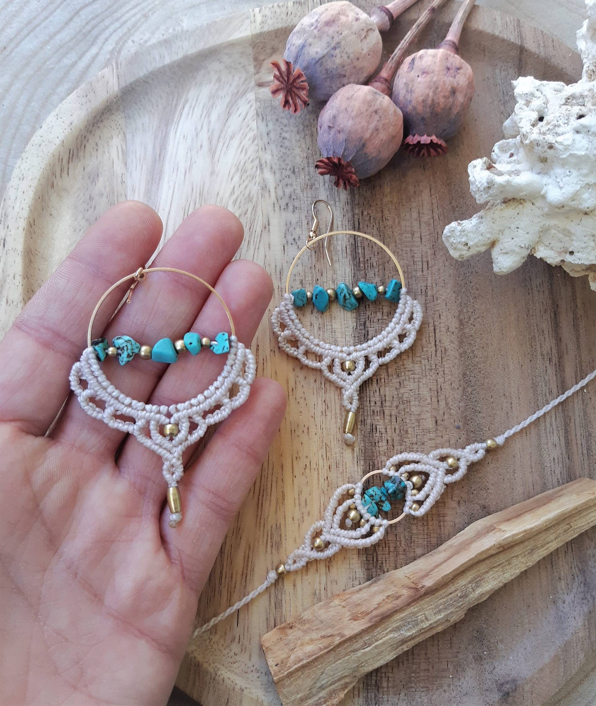 Türkisfarbenes Schmuckset ~ Handgefertigte Makramee-Ohrringe Boho-Armband Naturtürkis Hochzeitsschmuck Chakra-Ausgleich Boho-Geschenk Türkisfarbenes Schmuckset ~ Handgefertigte Makramee-Ohrringe Boho-Armband Naturtürkis Hochzeitsschmuck Chakra-Ausgleich Boho-Geschenk von Akashaknots