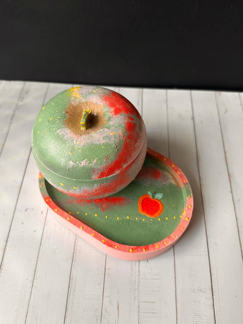Handbemalte Apfel Schmuckdose Mit Tablett - Obst Deko Aus Gießpulver Aufbewahrungsbox Geschenkidee Boho Dekoration Akia Mala Unikat von AkiaMala
