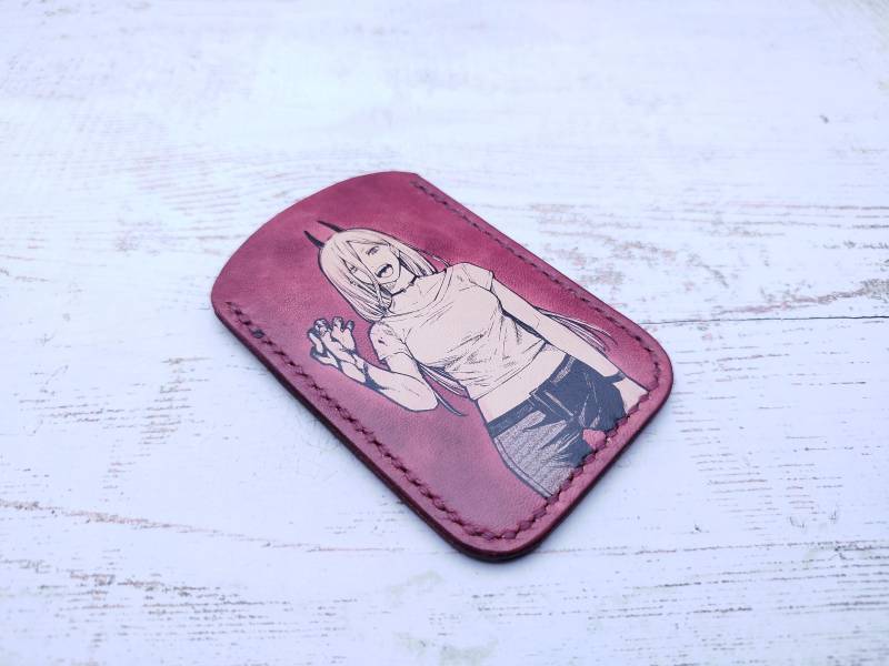 Handgefertigter Anime Kartenhalter Aus Leder Pflanzlich Gegerbt, Handbemalt von Akileathercraft