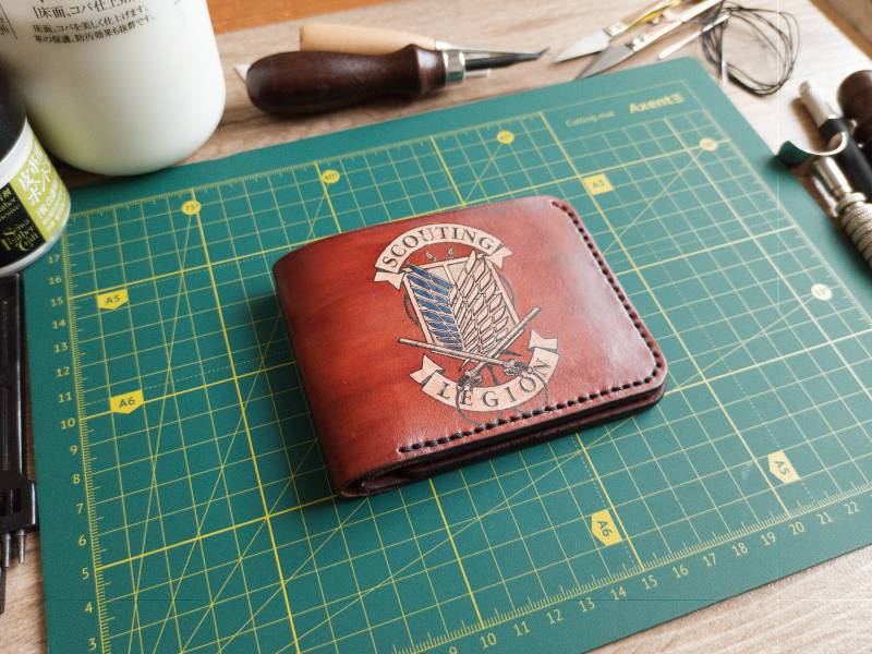 Handgemachtes Portemonnaie Im Anime Stil. Echtes Leder von Akileathercraft