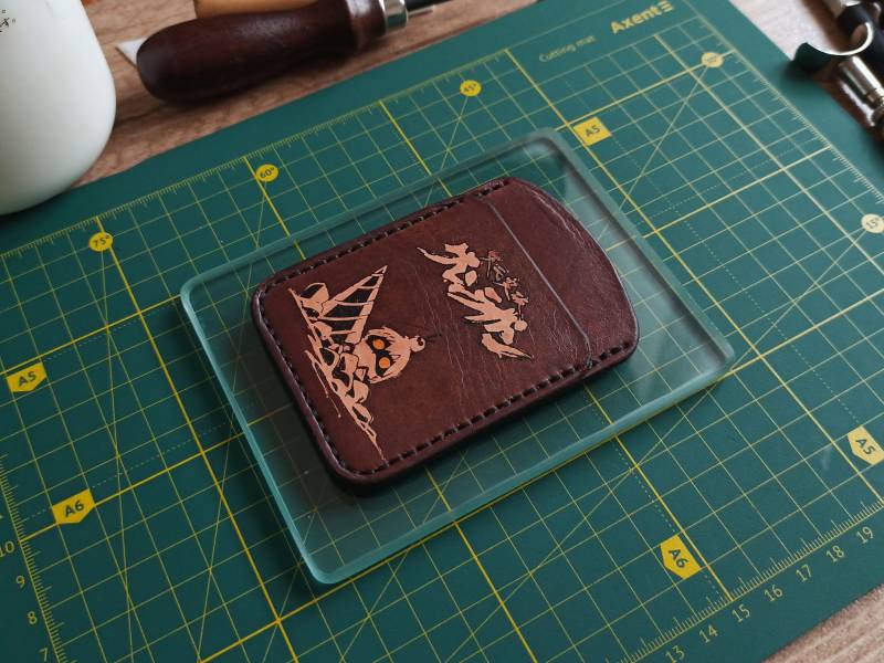 Kartenhalter Aus Leder Im Anime Stil. Handgefertigt. Aus Echtem von Akileathercraft