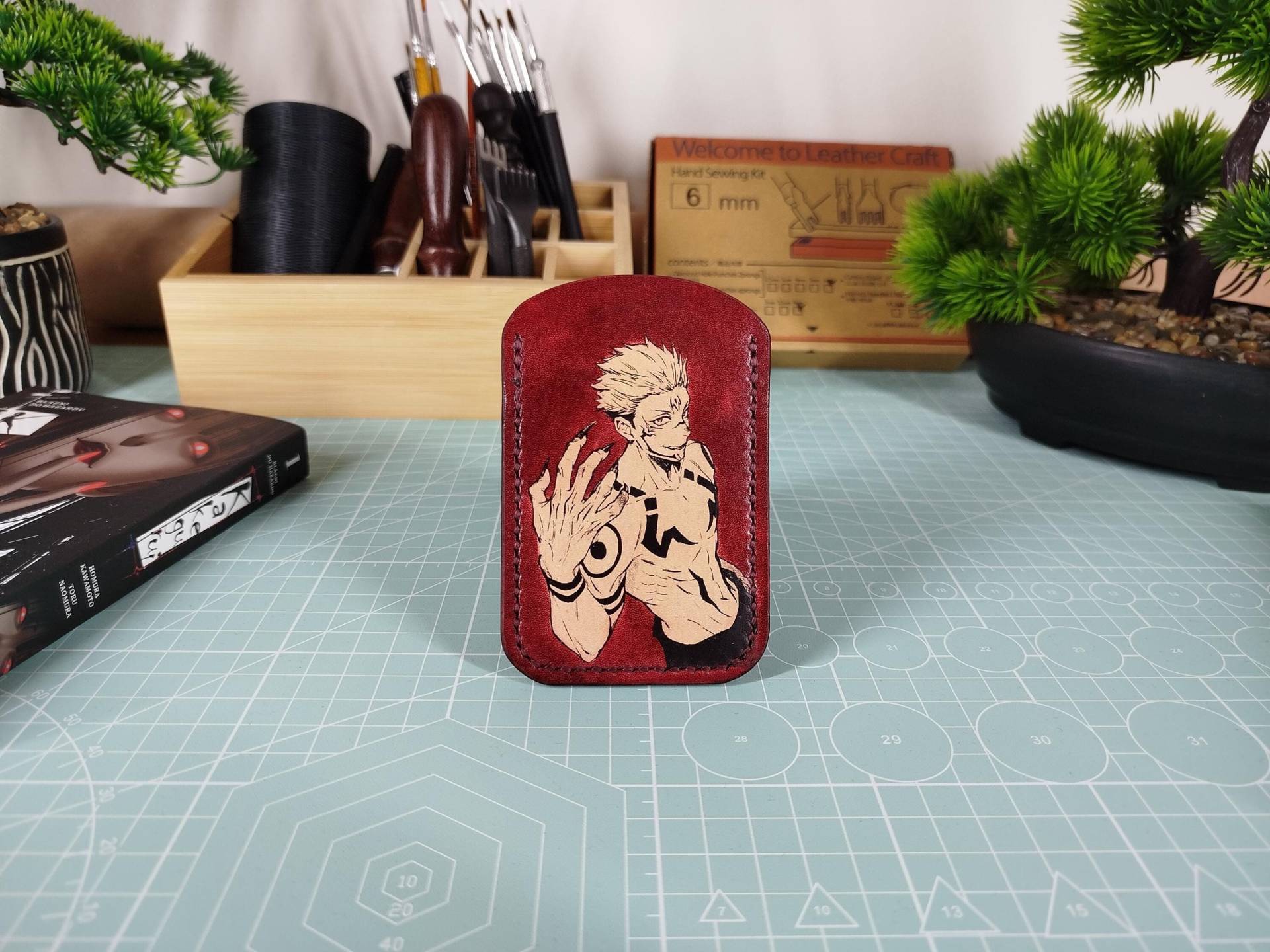 Kartenhalter Aus Leder Im Anime Stil. Handgefertigt. Aus Echtem von Akileathercraft