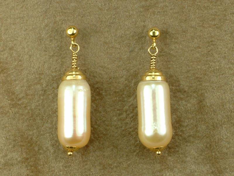 18K Gold Hängende Ohrringe Mit Rosa Zylinderperlen von AkoyaPearls