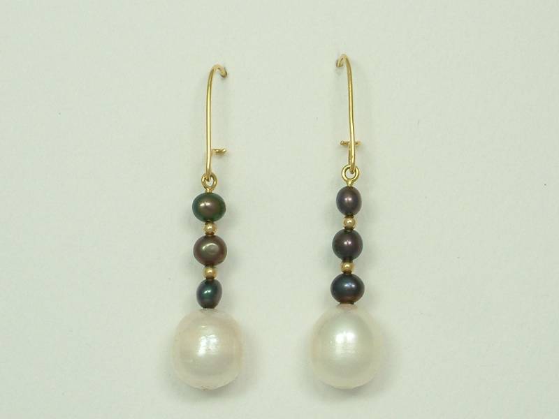 Gold Hängende Ohrringe Mit Weiß Und Schwarzen Perlen von AkoyaPearls