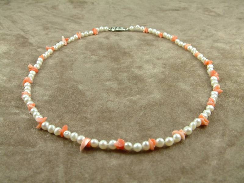 Halskette Mit Weißen Perlen Und Korallen von AkoyaPearls