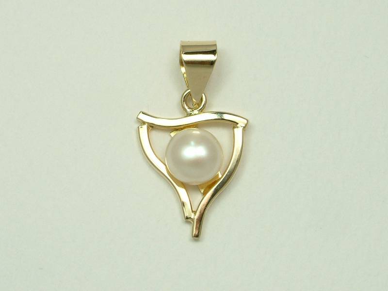 Handgemachter Goldanhänger Mit Weißer Perle von AkoyaPearls