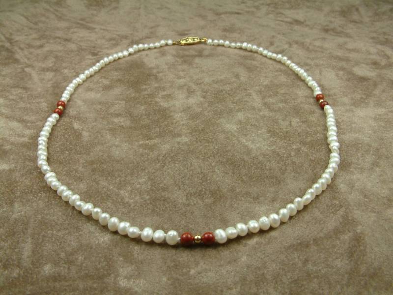 Weisses Perlencollier Mit Korallen von AkoyaPearls