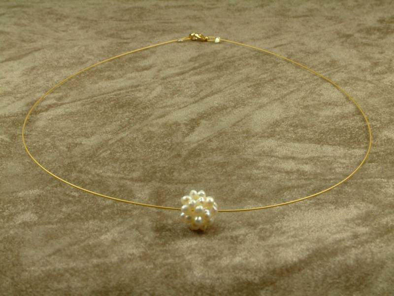 Wire Halskette Mit Weißer Perlencluster-Kugel von AkoyaPearls