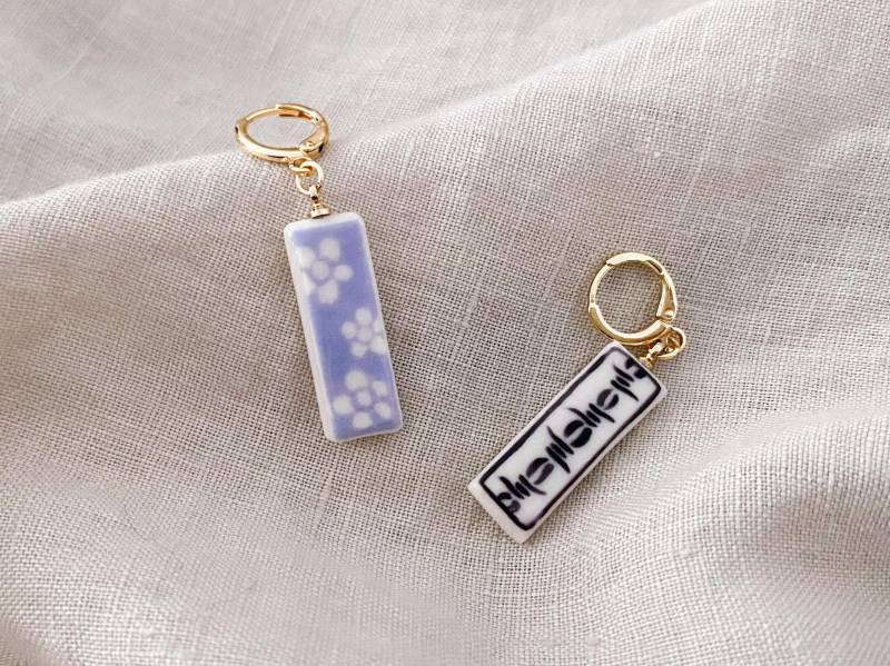 Blaue Blumen Und Stacheldraht Kaltporzellan Ohrringe - 18K Vergoldet von Akrazia