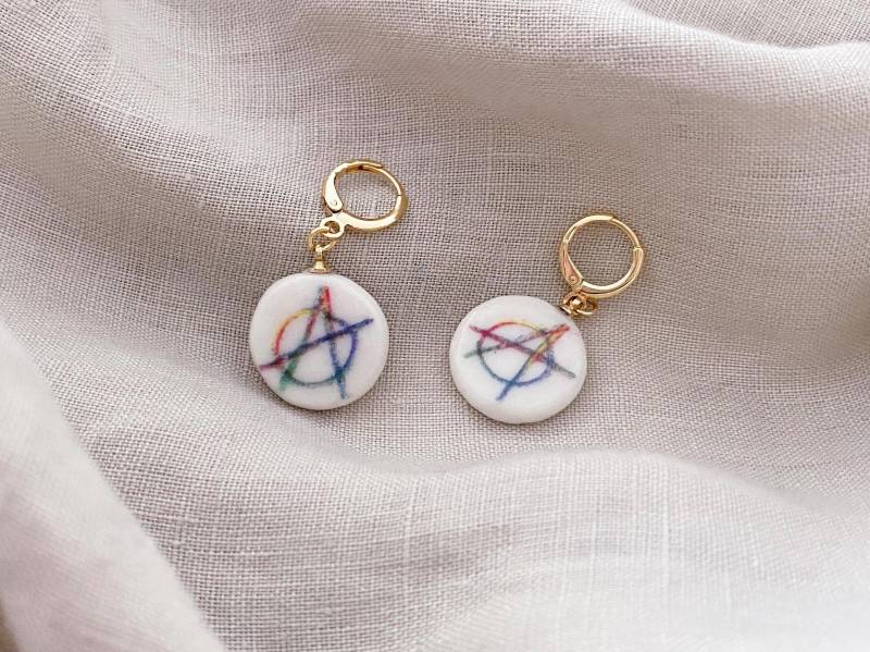 Cold Porcelain Regenbogen Anarchie Ohrringe - 18K Echt Vergoldet von Akrazia
