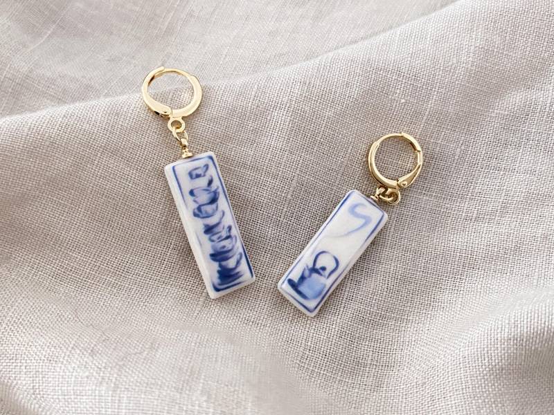 Delft Blue Tea Time Kalte Porzellanohrringe - 18K Vergoldet von Akrazia