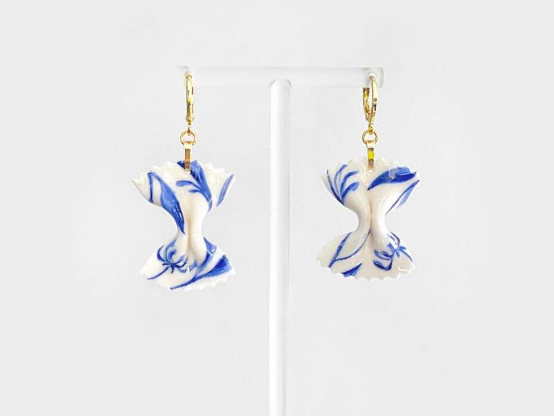 Delfter Blau Kaltporzellan Farfalle Ohrringe -18K Vergoldet Delfter Blau Kaltporzellan Farfalle Ohrringe -18K Vergoldet von Akrazia