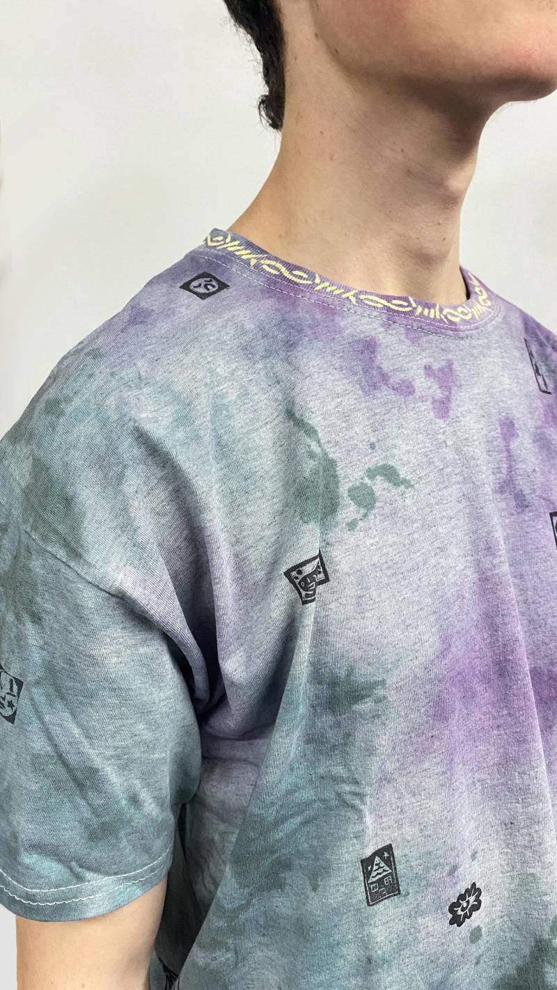 Handbemaltes T-Shirt Mit Batikmuster Und Linoldruck von Akrazia