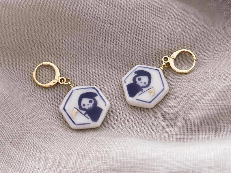 Kalte Porzellan Halloween Ohrringe 18K Vergoldeter Sensenmann von Akrazia