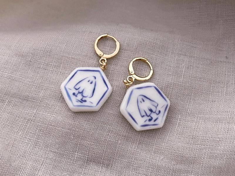 Kalte Porzellan Halloween Ohrringe [Geist Mit Füßen] - 18K Vergoldet von Akrazia