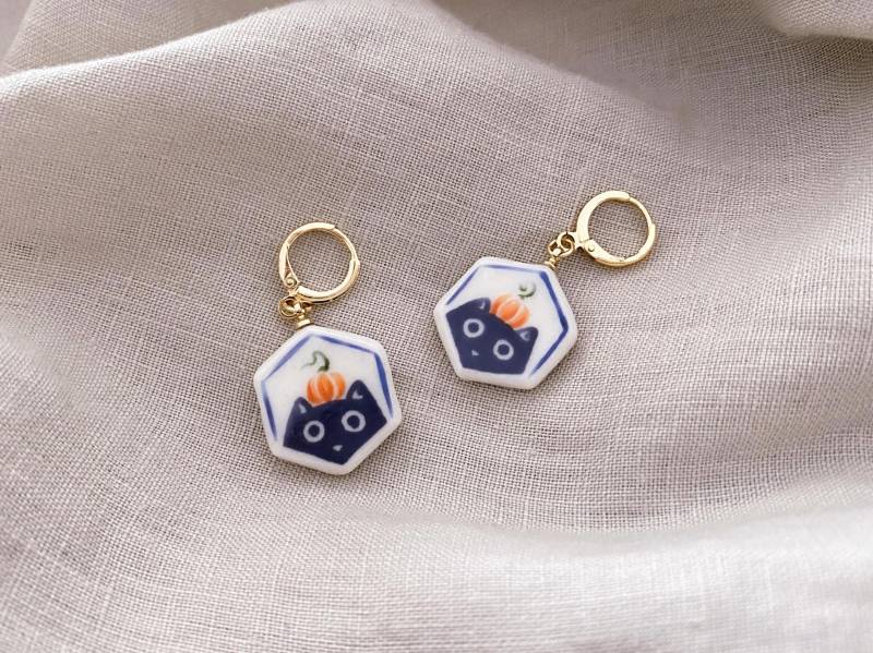 Kalte Porzellan Halloween Ohrringe [Schwarze Katze Mit Kürbis] - 18K Vergoldet von Akrazia