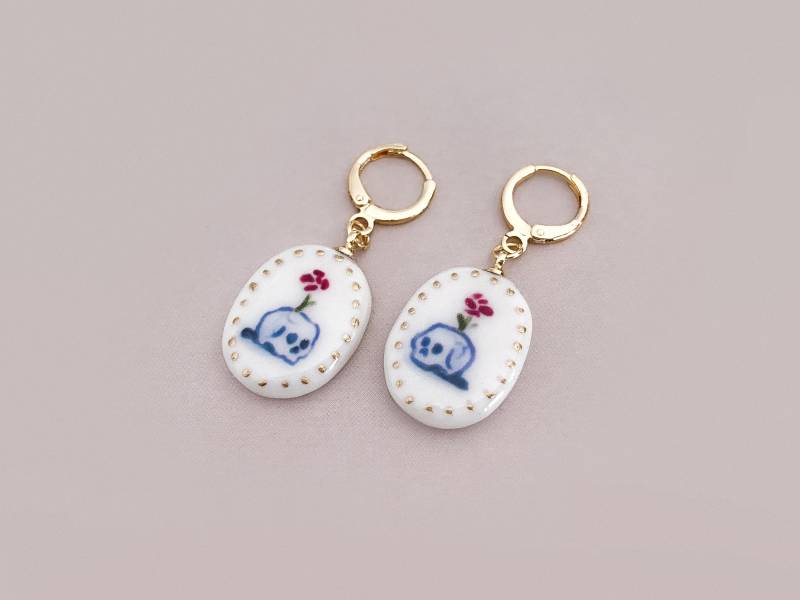 Kaltporzellanohrringe „Totenkopf Und Blume" -18K Vergoldet von Akrazia