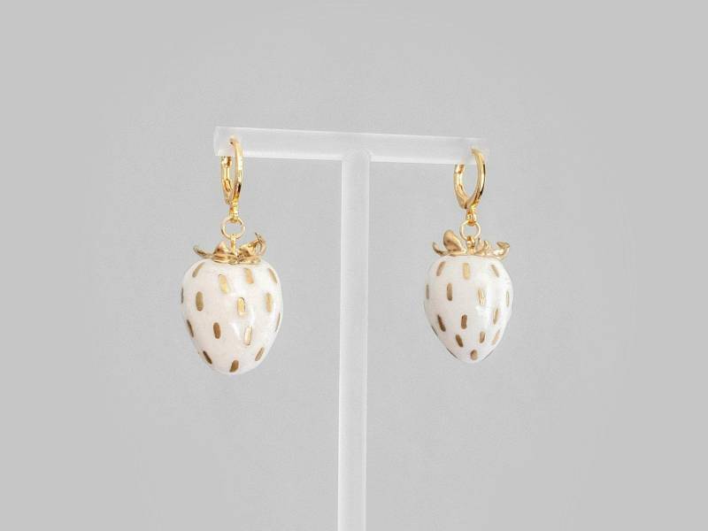 Keramik Erdbeer Ohrringe Aus Air-Drying Porzellan - 18K Vergoldet von Akrazia