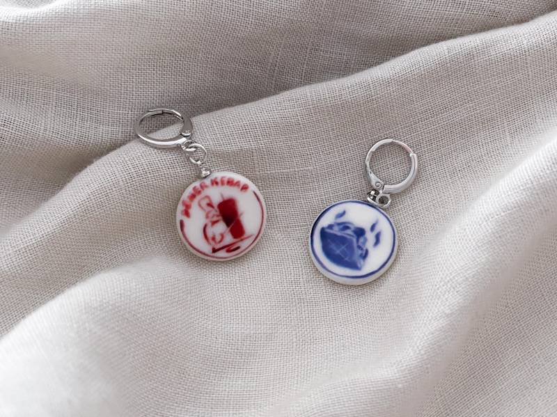 Mismatched Cold Porcelain Döner Kebab Ohrringe - 18K Echt Vergoldet von Akrazia