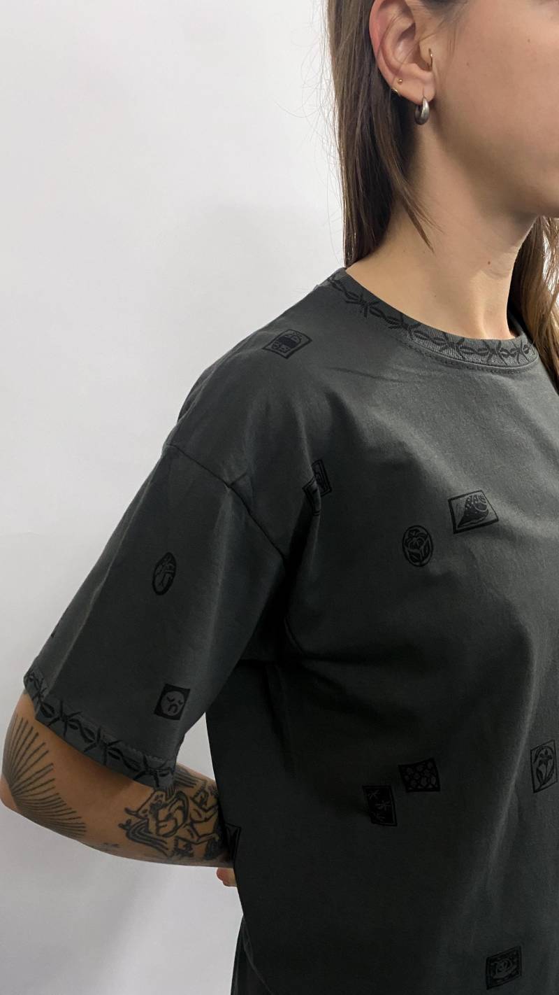T-Shirt Mit Linoldruck Aus Graphit Stacheldraht Und Briefmarke von Akrazia