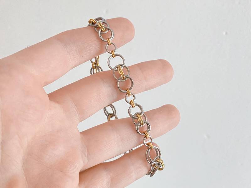 Zweifarbige Chainmaille-Ohrringe - 18K Vergoldet+Edelstahl von Akrazia