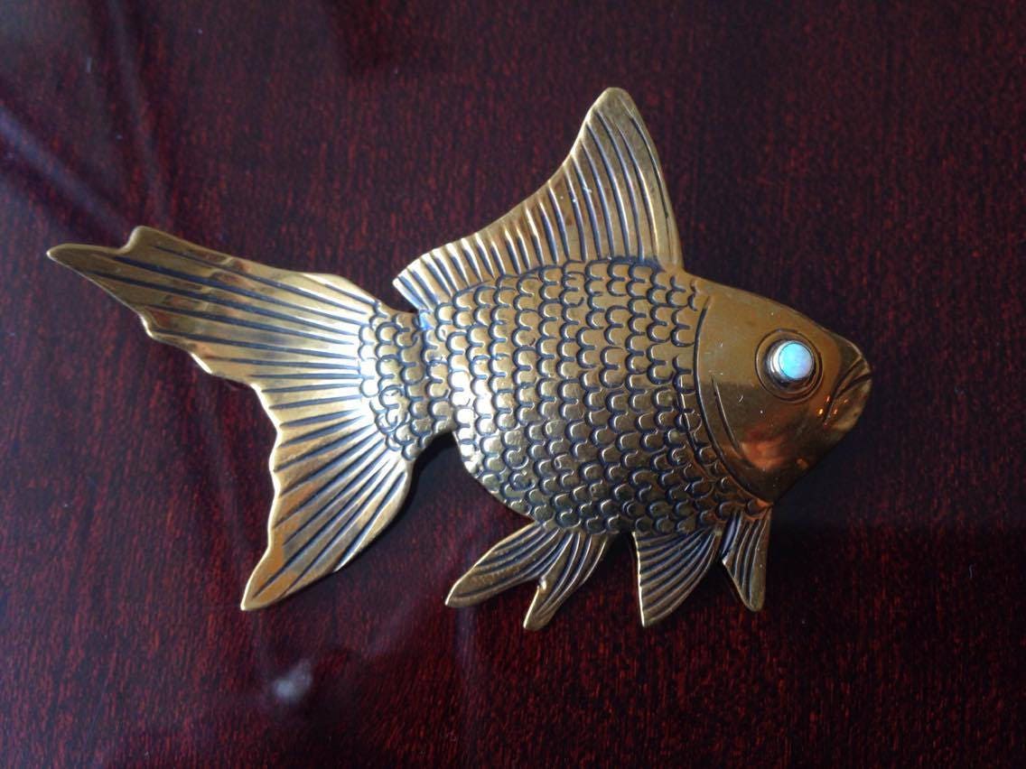Bronze-Gold-Fisch Mit Opal Auge Cabrio Anhänger Brosche Bronze-Gold-Fisch Mit Opal Auge Cabrio Anhänger Brosche von Akrona
