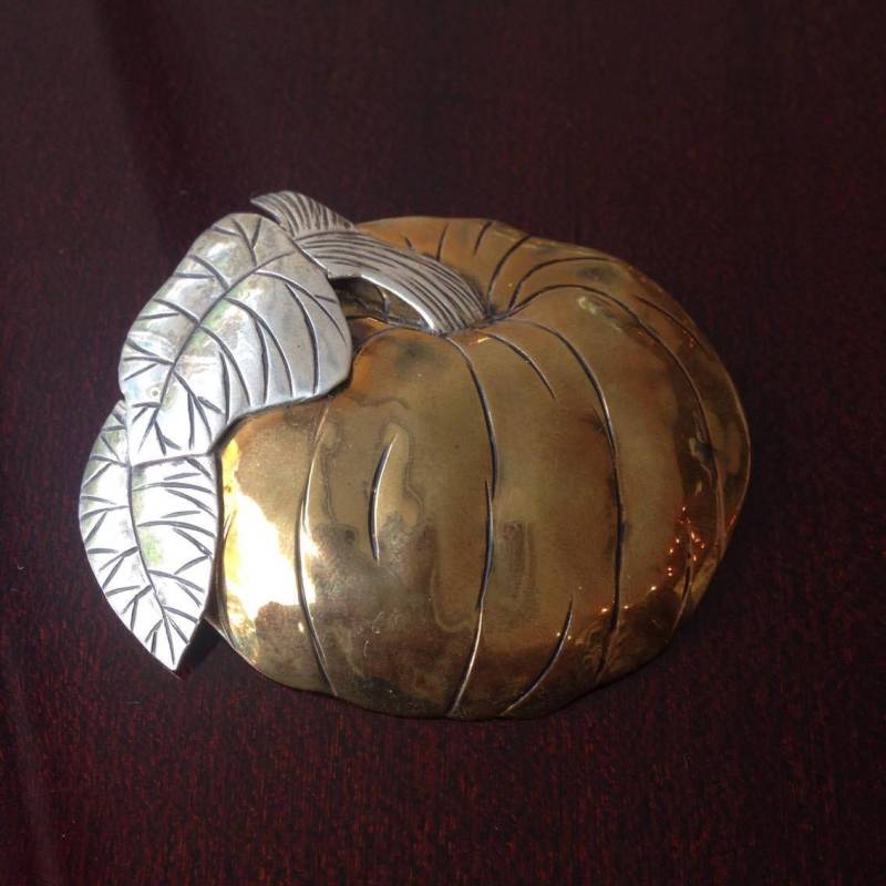 Bronze Und Silber Kürbis Cabrio Anhänger Brosche Bronze Und Silber Kürbis Cabrio Anhänger Brosche von Akrona