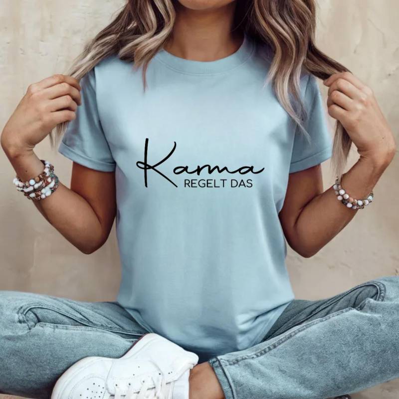 Karma Regelt Das Shirt - Damen T-Shirt Mit Statement Spruch Lockerer Schnitt, 100% Baumwolle, Geschenkidee, Oversize von AkzenteSetzen