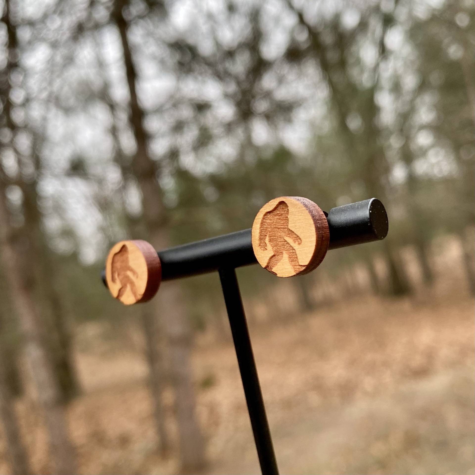 Bigfoot/Sasquatch Kreis Holzohrringe Holz Einfache Hypoallergene Ohrstecker von AlFrescoByHeather