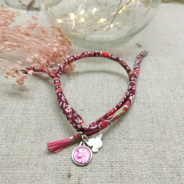 Armband Zur Religionsfreiheit Mit Einem Farbigen Pompon, Perlmuttkreuz Und Jungfrauenmedaillon Armband Zur Religionsfreiheit Mit Einem Farbigen Pompon, Perlmuttkreuz Und Jungfrauenmedaillon von AlabridesLezards