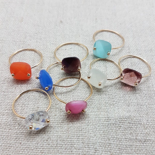 Dünner Vergoldeter Ring Mit Ausgefallenem Stein Dünner Vergoldeter Ring Mit Ausgefallenem Stein von AlabridesLezards