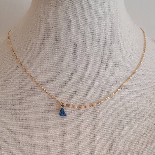 Halskette Auf Dünner, Vergoldeter Kette Mit Einer Bunten Kugelkette Und Einem Pompon in Der Mitte Halskette Auf Dünner, Vergoldeter Kette Mit Einer Bunten Kugelkette Und Einem Pompon in Der Mitte von AlabridesLezards