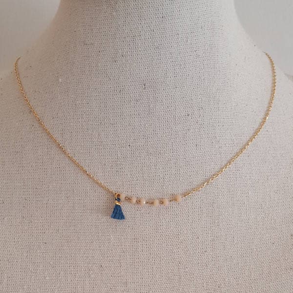 Halskette Auf Dünner, Vergoldeter Kette Mit Einer Bunten Kugelkette Und Einem Pompon in Der Mitte Halskette Auf Dünner, Vergoldeter Kette Mit Einer Bunten Kugelkette Und Einem Pompon in Der Mitte von AlabridesLezards
