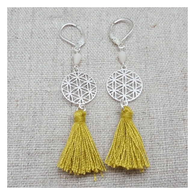Mandala-Hängeohrring Aus Silber Und Farbiger Pompon Mandala-Hängeohrring Aus Silber Und Farbiger Pompon von AlabridesLezards