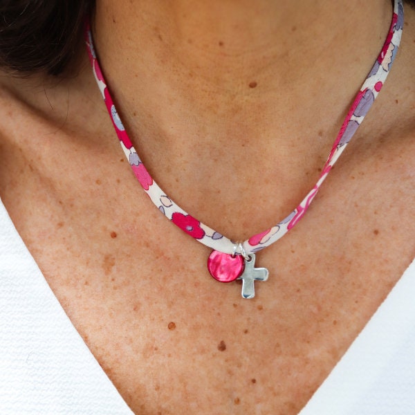 Religiöse Halskette Liberty Rosa Mit Einem Silbernen Kreuz Und Eine Anpassbare Perlmutt Religiöse Halskette Liberty Rosa Mit Einem Silbernen Kreuz Und Eine Anpassbare Perlmutt von AlabridesLezards