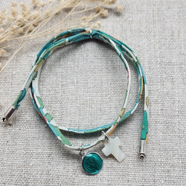 Religiöses Armband Aus Feinem, Doppelt Gedrehtem Liberty-Armband Mit Einem Kreuz Oder Einer Taube Perlmutt Und Kleinen Farbigen Blanko-Medaille Religiöses Armband Aus Feinem, Doppelt Gedrehtem Liberty-Armband Mit Einem Kreuz Oder Einer Taube Perlmutt Und Kleinen Farbigen Blanko-Medaille von AlabridesLezards