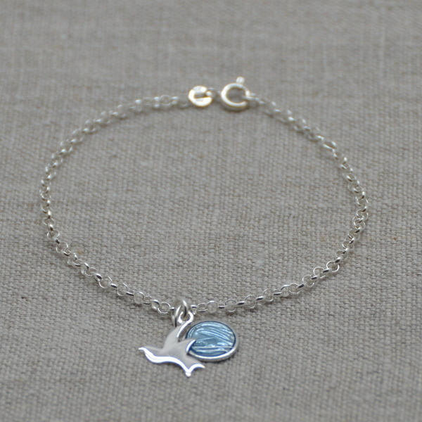 Religiöses Silberarmband An Einer Verstellbaren Kette Mit Einem Silbernen Taubenanhänger Und Leeren Medaille Religiöses Silberarmband An Einer Verstellbaren Kette Mit Einem Silbernen Taubenanhänger Und Leeren Medaille von AlabridesLezards