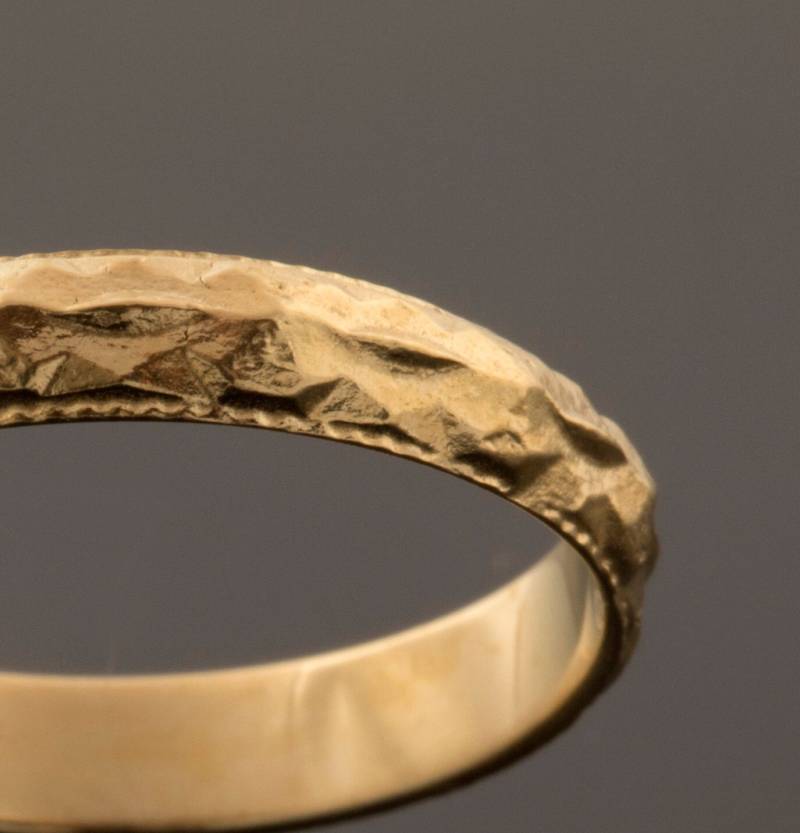 Einzigartiger Gold Ehering, Hochzeitsring Frauen, 14K Ehering Stapel Gemusterter Texturierter von Alagia