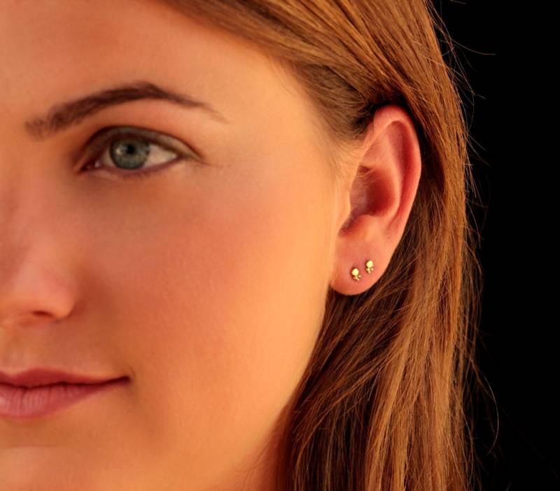 Kleine Gold Ohrringe, Kleine Silber Schwarze Ohrstecker, Zierliche Ohrringe von Alagia