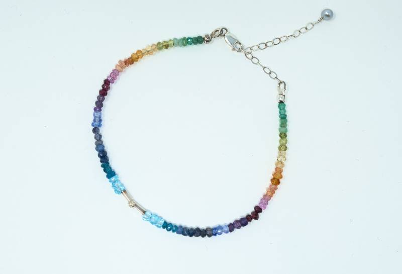 Regenbogen Facettiertes Edelstein Armband | Multi Handgemachte Zarte Perlen Mit Sterling Silber Akzente von Alaiha