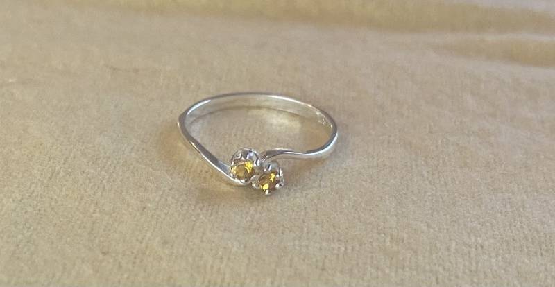 Gedrehter Ring Aus Sterlingsilber Mit 2 Citrinsteinen - November Geburtsstein Große Auswahl Verfügbar von AlanStevenJewellery