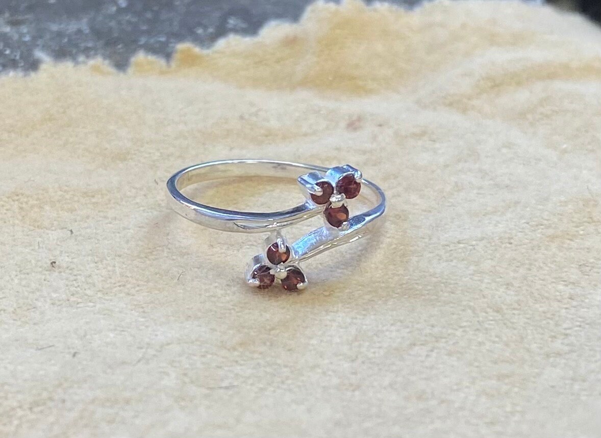 Silber Granat Blumenring - 6 Granate in Sterling Gefasst Januar Geburtsstein Große Auswahl Verfügbar Silber Granat Blumenring - 6 Granate in Sterling Gefasst Januar Geburtsstein Große Auswahl Verfügbar von AlanStevenJewellery