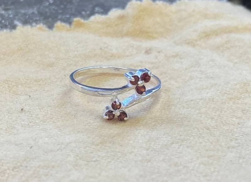 Silber Granat Blumenring - 6 Granate in Sterling Gefasst Januar Geburtsstein Große Auswahl Verfügbar von AlanStevenJewellery