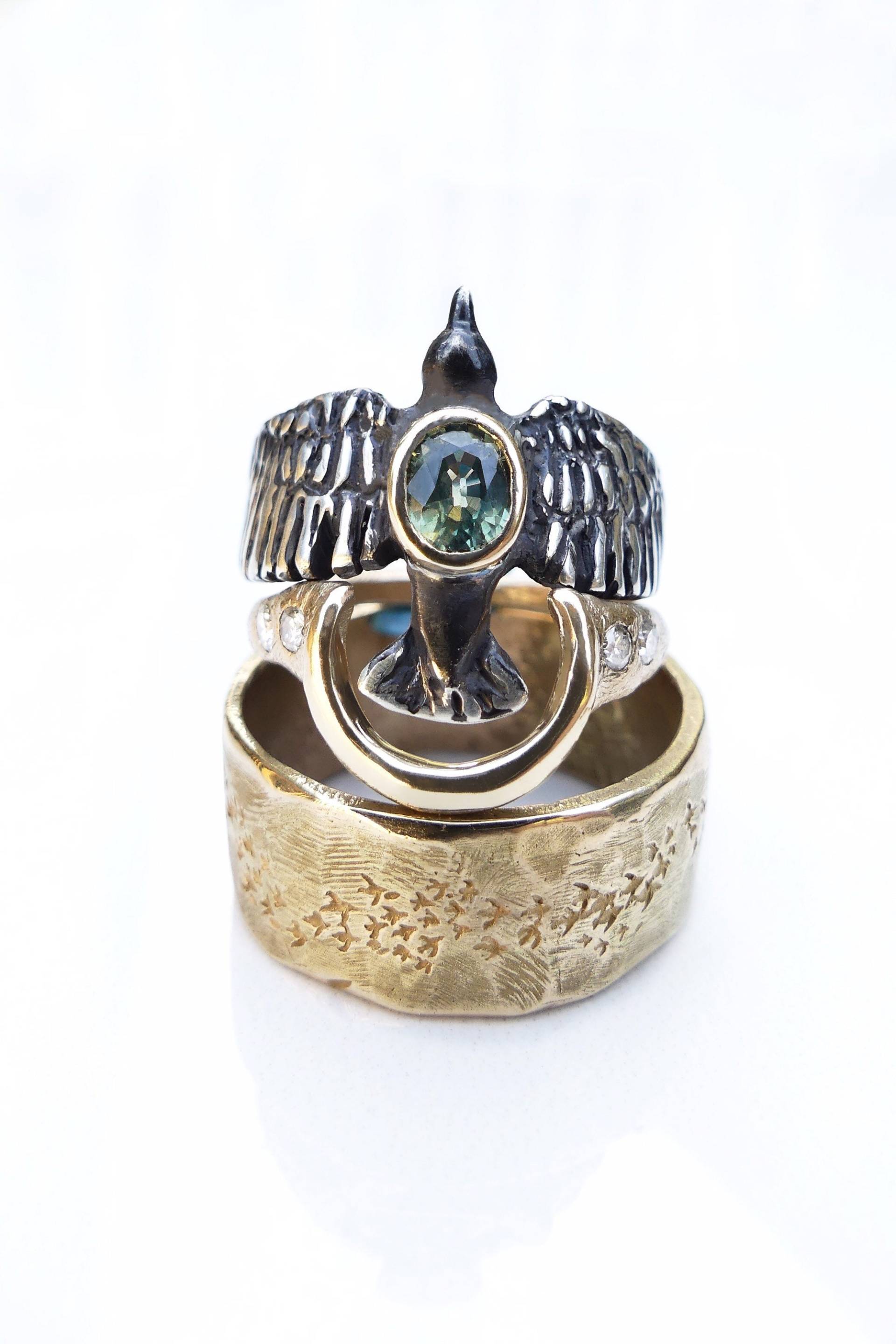 14K Gold Stapelringe Eheringe. Handgemachter Vogel Verlobungsring. Feder Stapelbarer Halbmond Ring. Individuelles Ring-Set von AlandIreneArt