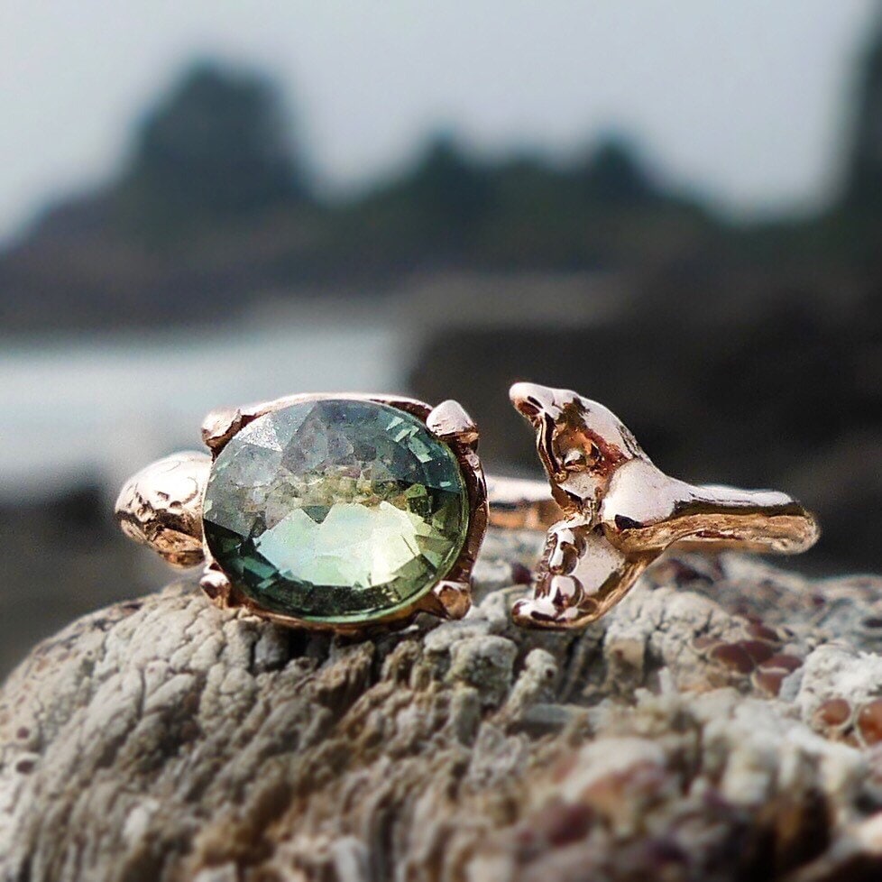 Handgemachter Massiver 14K Gold Walring, Natur Inspirierter Schmuck, Grüner Saphir Verlobungsring, Buckelwal, Ozean Thema, Personalisierter Schmuck von AlandIreneArt