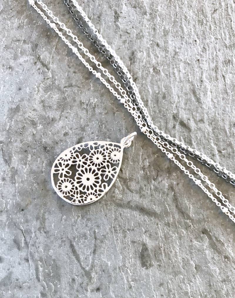 Filigrane Teardrop Halskette, Sterling Silber Anhänger, Wählen Kette, Floral Filigrane, Einfache Ausschnitt Blume Daisy Anhänger von AlaskaDaisy