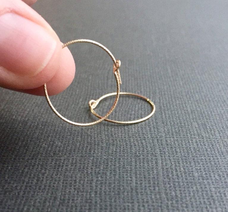 Gold Filled Creolen Dünner Funkeldraht, Minimalist 20 Mm von AlaskaDaisy