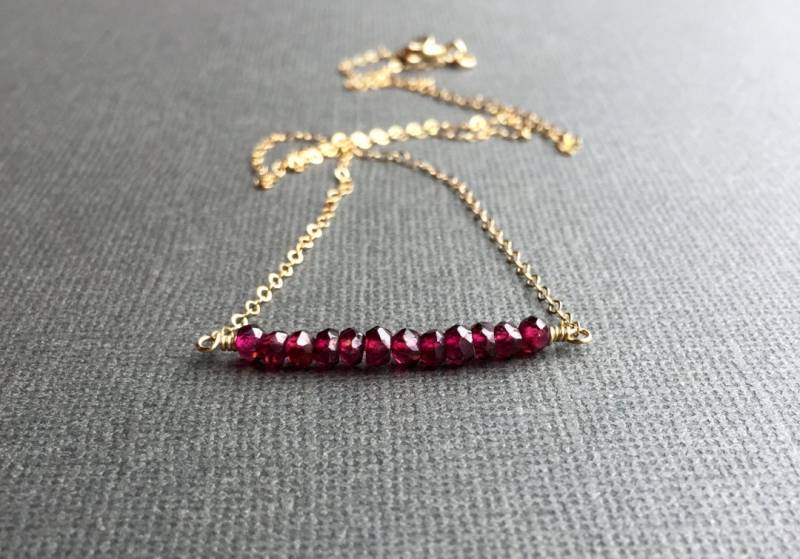 Granat Halskette, Gold Oder Silber, Einfache Edelstein Bar Perlen Zierliche Boho Chic Layering, Reihe Von Granaten von AlaskaDaisy