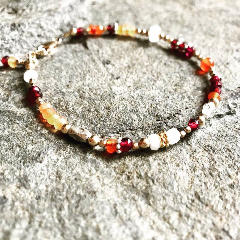 Granat Mondstein Karneol Armband, Januar Geburtsstein, Boho Chic Perlen Gemischte Metalle, Herbstfarbe Warme Erdige Farben von AlaskaDaisy