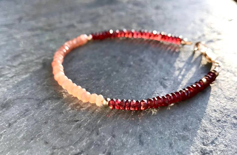 Granat Pfirsich Mondstein Armband, Januar Geburtsstein, Skinny Stacking, Perlen Edelsteine, Zierliche Boho Chic Schichtung, Gold Filled Oder Silber von AlaskaDaisy